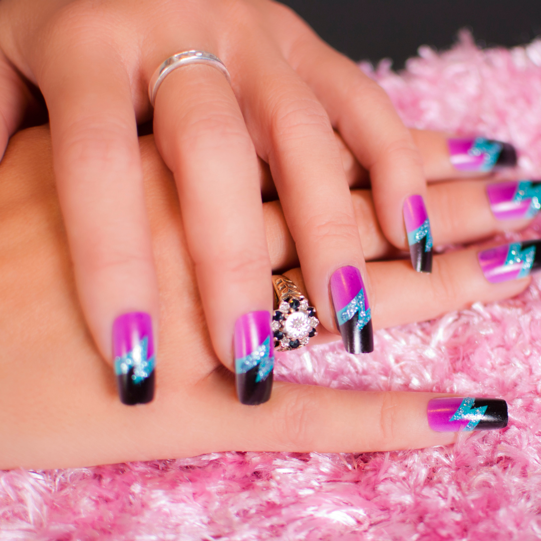 الرسم على الأظافر